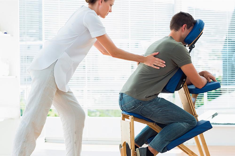 massage sur chaise au bureau 